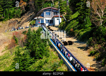 Skylator Transport von japanischen Touristen nach Mount Yokoteyama Shiga Kogen Höhen Joshin Etsu Nationalpark Japan Stockfoto