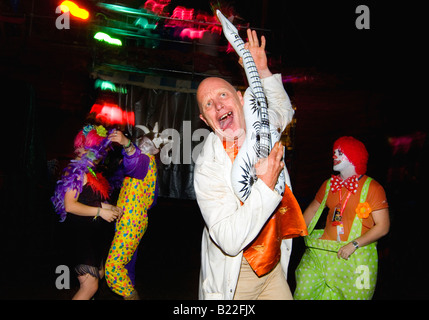 Darsteller in Kostümen in die "Trash-Stadt" Feld Glastonbury Festival Stockfoto