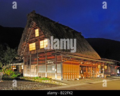 Landhaus Gassho Zukuri bei Nacht Shirakawa Dorf Japan Stockfoto