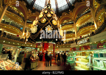 Interieur Weihnachtsdekoration in Galerie Lafayette Paris Frankreich Stockfoto