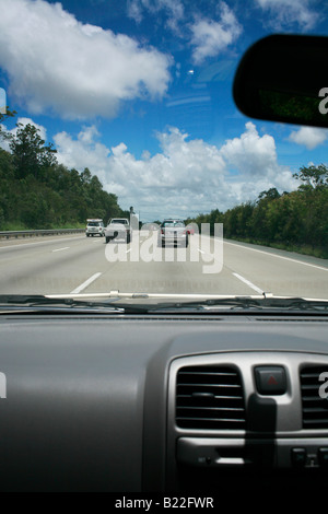 Sitzt auf dem Beifahrersitz fahren in einem Auto schnell an die Gold Coast von Brisbane Australien Stockfoto
