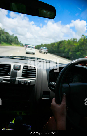Sitzt auf dem Beifahrersitz fahren in einem Auto schnell an die Gold Coast von Brisbane Australien Stockfoto