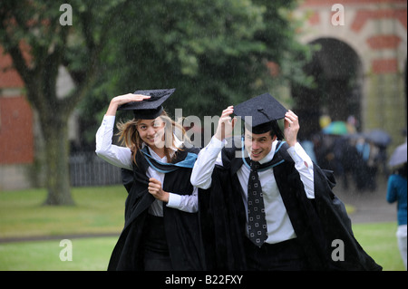 Studenten feiern Graduation Day im Regen an der Universität Birmingham Stockfoto