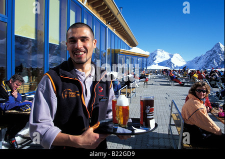 Der Kellner mit einem Tablett mit Bier Restaurant Gamsgarten Stubaital Gletscher Tirol Österreich Stockfoto