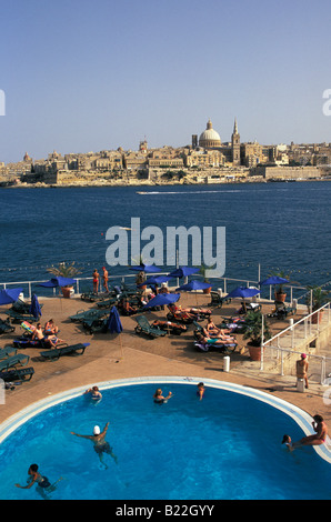 Swimming Pool Tigne Seafront Sliema mit Valletta auf der anderen Seite des Marsamxett Harbour Malta Stockfoto