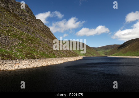 Ben-Crom-Wasser-Reservoir mit Mourne Mountains im Hintergrund County, Irland Stockfoto