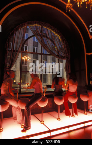 Junge Frauen trinken in einer Bar Club Disco Prive Tallinn Estland Stockfoto