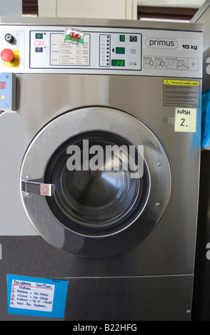 Nahaufnahme einer automatischen Waschmaschine Frontlader industrielle Größe in einer Wäscherei Stockfoto