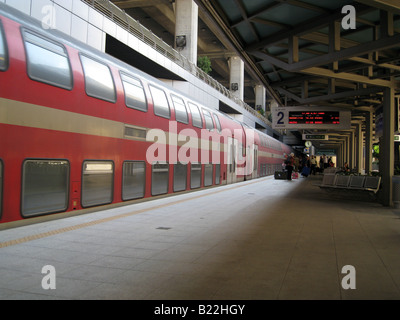 Ein Doppeldeckzug der israelischen Eisenbahn am Bahnsteig von Terminal 3 am Flughafen Ben Gurion, weithin bekannt als Lod Airport in Israel Stockfoto