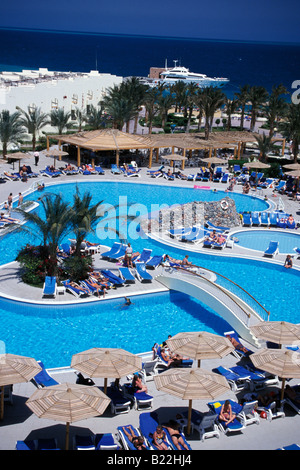 Blick über Pool-Bereich des Hotel Palm Beach-Hurghada-Rotes Meer-Ägypten Stockfoto