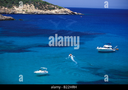 Blick über die Bucht Cala Xarraca mit Yachten Portinatx-Ibiza-Balearen-Spanien Stockfoto