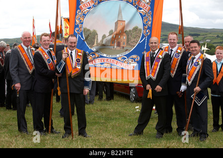 Mitglieder der treuen Orange bestellen Oranier mit Banner im Feld während der 12. Juli Orangefest-Feierlichkeiten in der Dromara Grafschaft unten Stockfoto