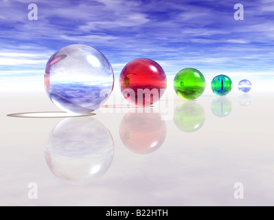 5 transparente Kugeln reflektieren eine glänzende weiße Oberfläche mit einem bewölkten Himmel. Stockfoto