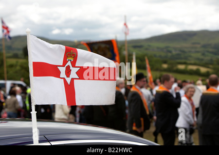 Nordirland Ulster Flagge über dem Auto während der 12. Juli Orangefest-Feierlichkeiten in der Dromara Grafschaft, Nord-Irland Stockfoto