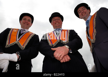 drei Oranier tragen Schärpen und Melone Hüte Mitglieder der treuen Orange lodge 225 während der 12. Juli Orangefest Feierlichkeiten Stockfoto