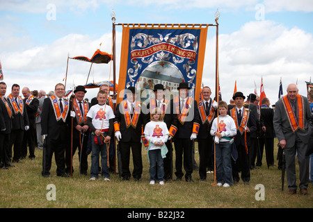 Mitglieder der treuen Orange bestellen Oranier mit Banner im Feld während der 12. Juli Orangefest-Feierlichkeiten in der Dromara Grafschaft unten Stockfoto