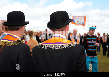 zwei Treue Orange lodge Oranier gerade Parade Melone Hüte zu tragen, während der 12. Juli Orangefest feiern in Dromara Stockfoto