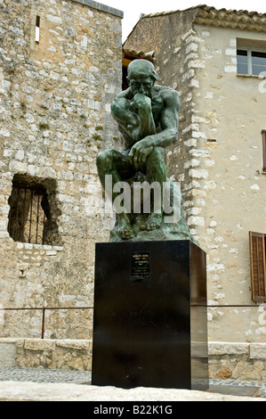 Eine Kopie von Rodins Bronze Skulptur der Denker sitzt in einem Marmor-Block in Saint Paul de Vence, Frankreich Stockfoto