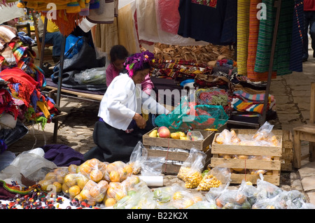 Zwei Maya-Frauen verkaufen Geschenke und Essen auf einem freien Markt in Chiapas, Mexiko Stockfoto