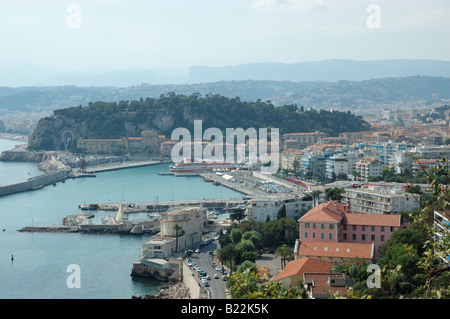 Den Hafen und die Gebäude von Nizza gesehen von der unteren Corniche, Cote d ' Azure Stockfoto