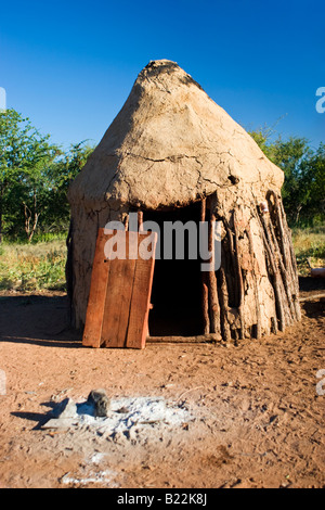 Himba-Hütte in einem kleinen Dorf in Namibia Stockfoto