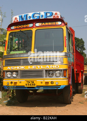 Ashok Leyland LKW am Straßenrand in der Nähe von Kasaragod Kerala Indien Stockfoto