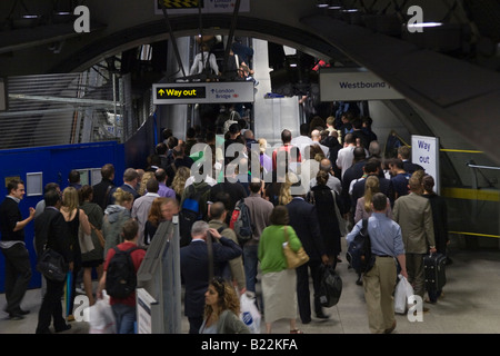 Feierabendverkehr London Bridge U-Bahn Station London Stockfoto