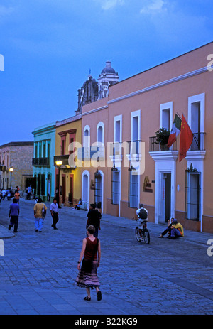 Mexikaner Person zu Fuß entlang Calle Macedonio Alcala Straße in der Stadt Oaxaca de Juárez im Bundesstaat Oaxaca Mexico Stockfoto