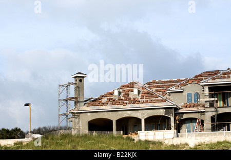 Ein Haus im Bau mit einem Dach Fliesen deinstalliert in Ponte Vedra Beach, Florida Stockfoto