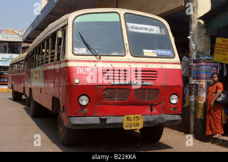 Ashok Leyland Bus am Busbahnhof Paravoor Kerala, Indien Stockfoto