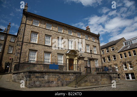 Richter Unterkünfte 17. Jahrhundert Stadthaus Gebäude in Lancaster City in Lancashire mit Covell Cross im Vordergrund Hof Stockfoto