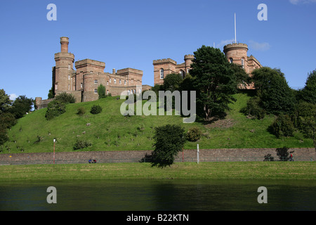 Stadt von Inverness, Schottland. Inverness Castle mit Blick auf den Fluss Ness und ist die Heimat des Sheriff Court. Stockfoto