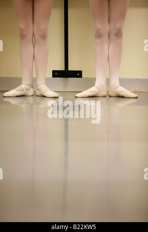 JUNGE BALLETT-TÄNZER IM BALLETT-KLASSE Stockfoto