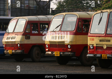 Ashok Leyland Busse in Thiruvananthapuram Busbahnhof Kerala Indien Stockfoto