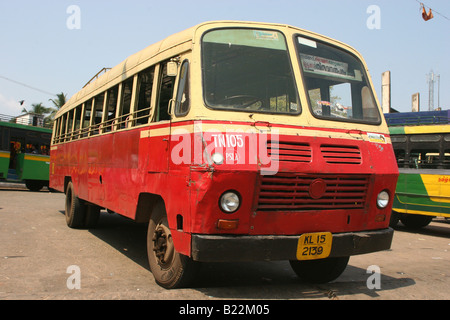 Ashok Leyland Bus am Busbahnhof Paravoor Kerala, Indien Stockfoto