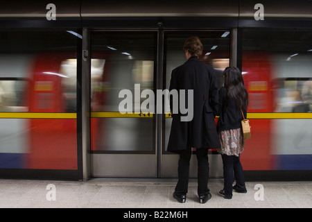 Wartenden Plattform Rand Türen Kanada Wasser Underground Station Jubilee Line London Stockfoto