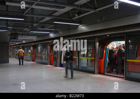 Jubilee Line Plattform Kanada Wasser Underground Station London Stockfoto