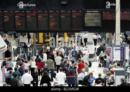 Einen erhöhten Blick auf einer belebten Bahnhofshalle und Schwarzes Brett an Edinburghs Waverley Station während der Rush Hour. Stockfoto