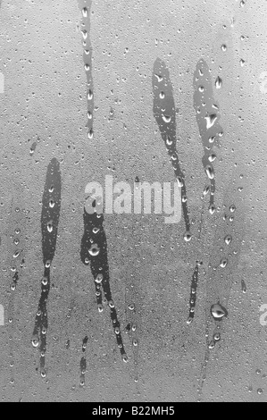 Die Feuchtigkeit und die Regentropfen auf ein Fenster an einem regnerischen Tag sammeln. Stockfoto