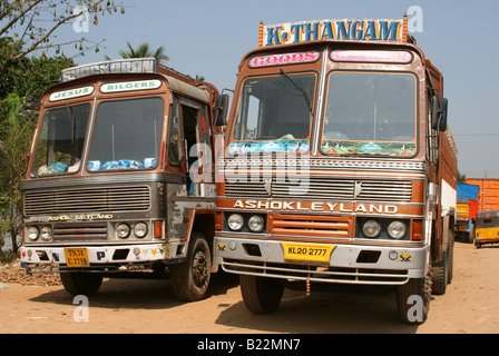 Ashok Leyland Trucks am Straßenrand in der Nähe von Kasaragod Kerala Indien Stockfoto