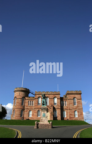 Stadt von Inverness, Schottland. Die Flora MacDonald Statue vor Inverness Castle, das die Heimat des Sheriff Court. Stockfoto