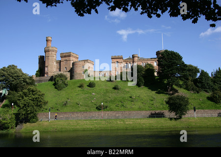 Stadt von Inverness, Schottland. Inverness Castle mit Blick auf den Fluss Ness und ist die Heimat des Sheriff Court. Stockfoto