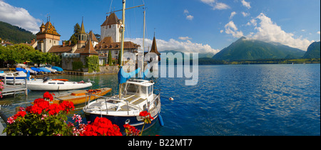 Segelboote vor dem Oberhoffen Castle Lake Thun Berner Oberland-Switzerland Stockfoto