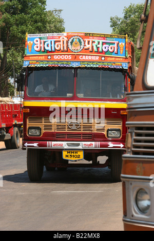 Tata LKW am Straßenrand in der Nähe von Kasaragod Kerala Indien Stockfoto