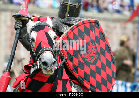 Berittene englische mittelalterliche Ritter mit Lanze; Scottish Historical Saltaire Society, Nachspiel-Turnier in Fort George, Ardersier, Schottland Großbritannien Stockfoto