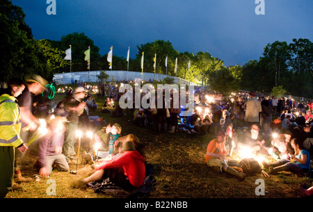 Leute sitzen durch Brände bei Nacht Glastonbury Festival Pilton Somerset UK Europe Stockfoto