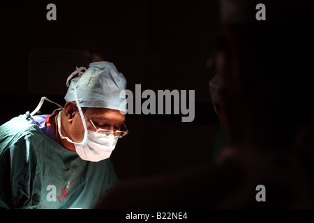 Porträt eines indischen Chirurgen während der Operation Stockfoto