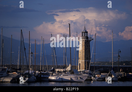 Boote und Leuchtturm im Hafen von Desenzano del Garda Lake Garda Lombardei Italien Stockfoto