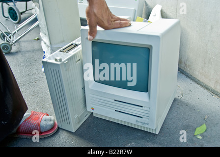 Umwelt MAC SE Computer geworfen für Müll auf der Straße 'Office Produkte ' Papierkorb veraltete 1980 s Stockfoto