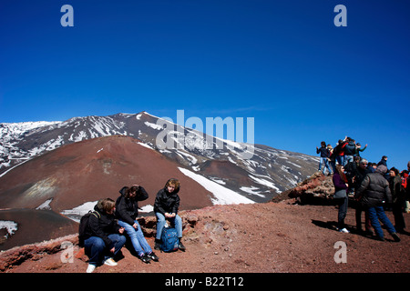 Rest der Touristen auf den Ätna, Sizilien, Italien Stockfoto